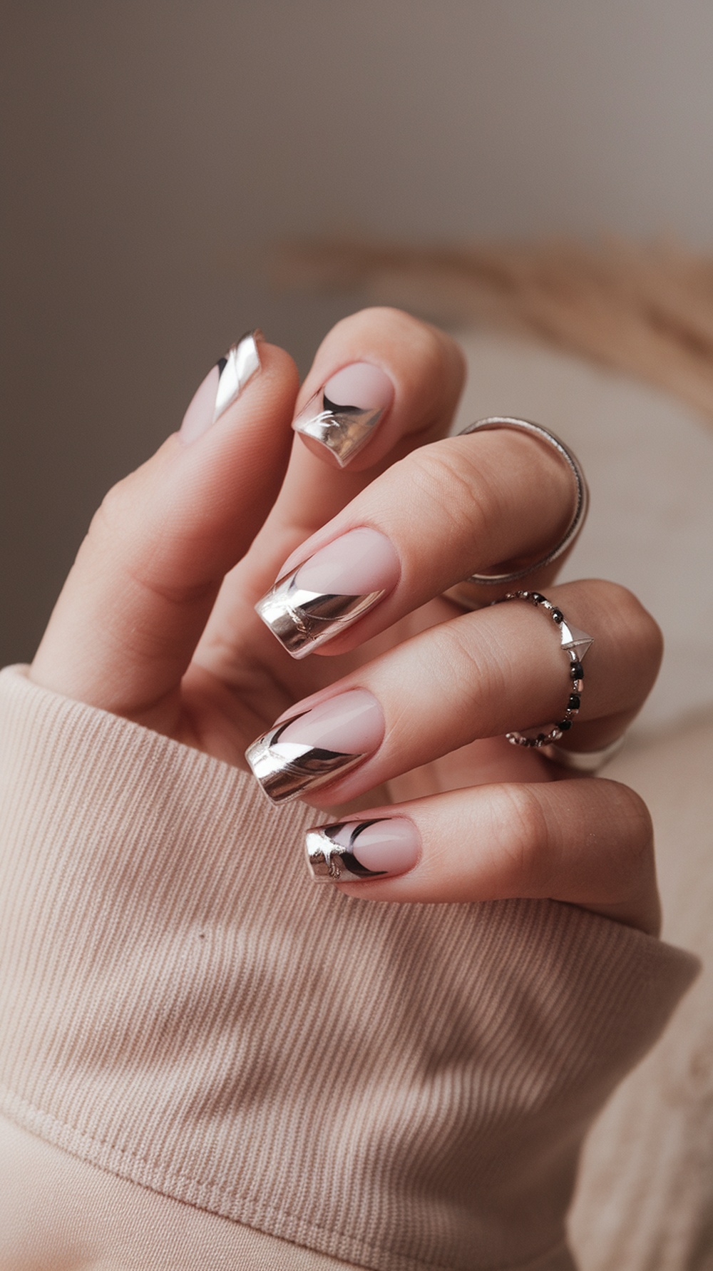 Short nails with metallic foil details in a chic design