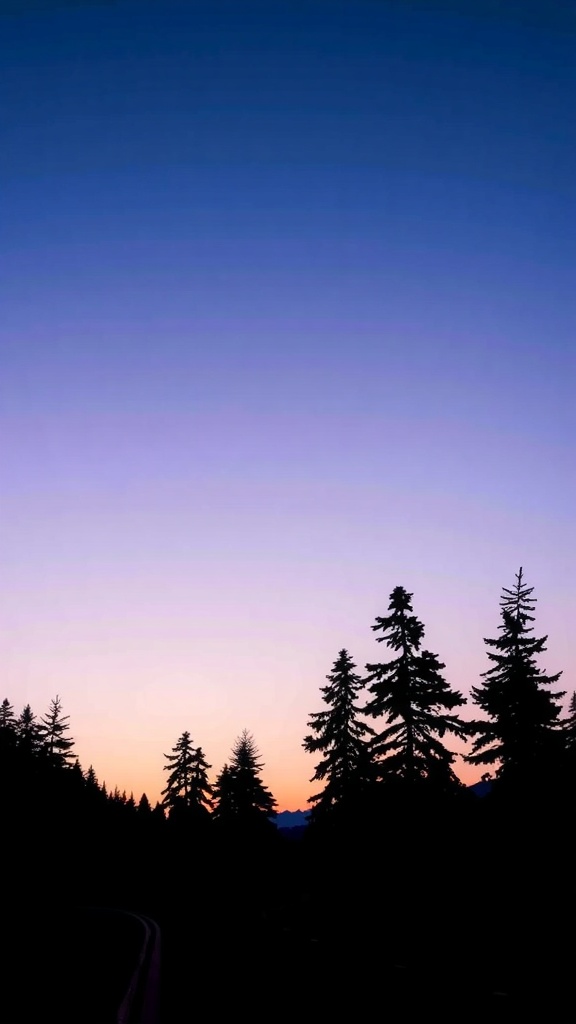 Siluetas de árboles contra un cielo de atardecer